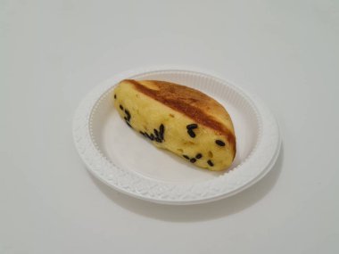 Un ve diğer malzemelerden yapılmış çikolata aromalı kusmuk keki.