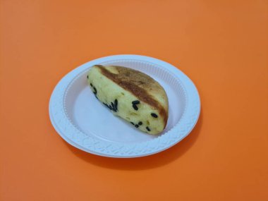 Un ve diğer malzemelerden yapılmış çikolata aromalı kusmuk keki.