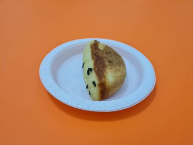 Un ve diğer malzemelerden yapılmış çikolata aromalı kusmuk keki.