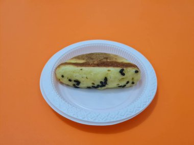 Un ve diğer malzemelerden yapılmış çikolata aromalı kusmuk keki.