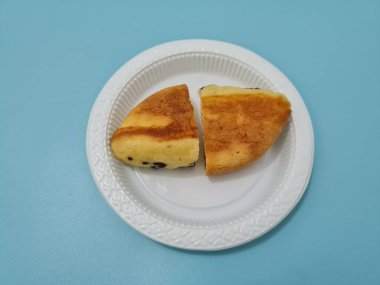 Un ve diğer malzemelerden yapılmış çikolata aromalı kusmuk keki.