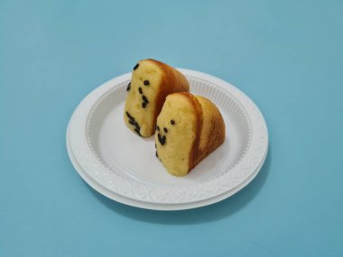 Un ve diğer malzemelerden yapılmış çikolata aromalı kusmuk keki.