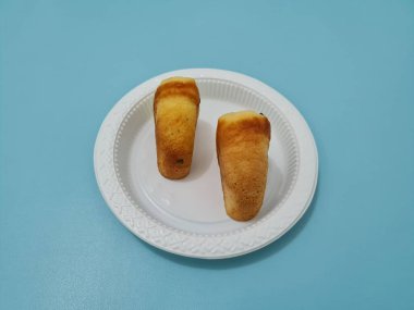 Un ve diğer malzemelerden yapılmış çikolata aromalı kusmuk keki.