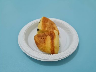 Un ve diğer malzemelerden yapılmış çikolata aromalı kusmuk keki.