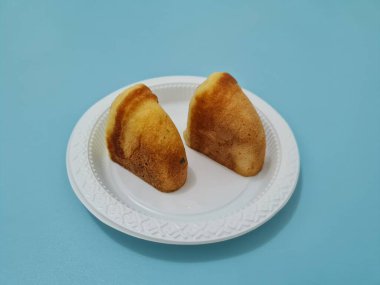 Un ve diğer malzemelerden yapılmış çikolata aromalı kusmuk keki.