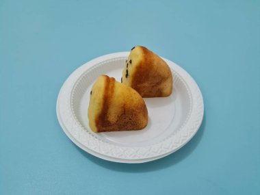 Un ve diğer malzemelerden yapılmış çikolata aromalı kusmuk keki.