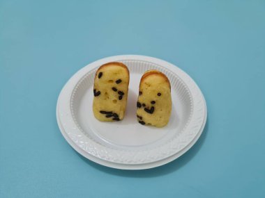 Un ve diğer malzemelerden yapılmış çikolata aromalı kusmuk keki.