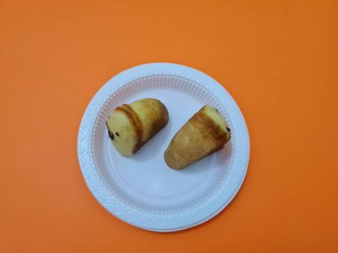 Un ve diğer malzemelerden yapılmış çikolata aromalı kusmuk keki.