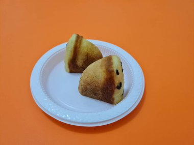 Un ve diğer malzemelerden yapılmış çikolata aromalı kusmuk keki.