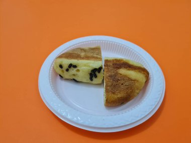 Un ve diğer malzemelerden yapılmış çikolata aromalı kusmuk keki.