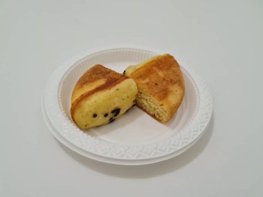 Un ve diğer malzemelerden yapılmış çikolata aromalı kusmuk keki.