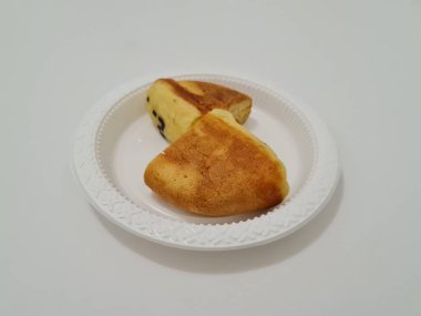 Un ve diğer malzemelerden yapılmış çikolata aromalı kusmuk keki.