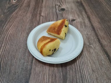 Un ve diğer malzemelerden yapılmış çikolata aromalı kusmuk keki.