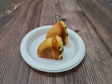 Un ve diğer malzemelerden yapılmış çikolata aromalı kusmuk keki.