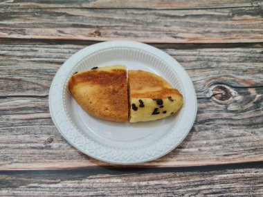 Un ve diğer malzemelerden yapılmış çikolata aromalı kusmuk keki.