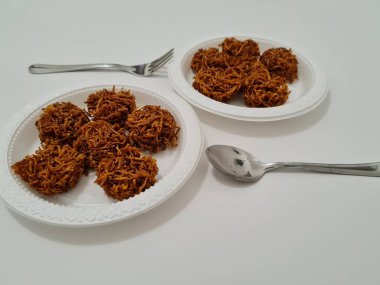 Rendelenmiş tatlı patatesten yapılmış bir pazar atıştırmalığının tatlı bir tadı var, adı Carang mas.