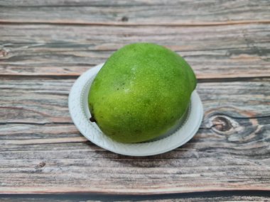 Olgun mangolar doğrudan yenebilir ya da yiyeceğe dönüştürülebilir.