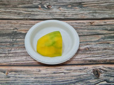 Olgun mangolar doğrudan yenebilir ya da yiyeceğe dönüştürülebilir.