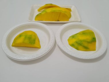 Olgun mangolar doğrudan yenebilir ya da yiyeceğe dönüştürülebilir.