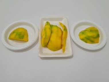 Olgun mangolar doğrudan yenebilir ya da yiyeceğe dönüştürülebilir.