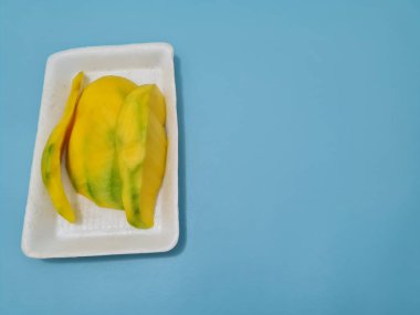 Olgun mangolar doğrudan yenebilir ya da yiyeceğe dönüştürülebilir.