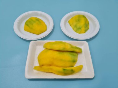 Olgun mangolar doğrudan yenebilir ya da yiyeceğe dönüştürülebilir.