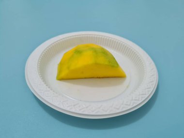 Olgun mangolar doğrudan yenebilir ya da yiyeceğe dönüştürülebilir.