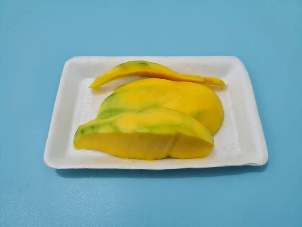 Olgun Mangolar Doğrudan Yenebilir Yiyeceğe Dönüştürülebilir — Stok fotoğraf
