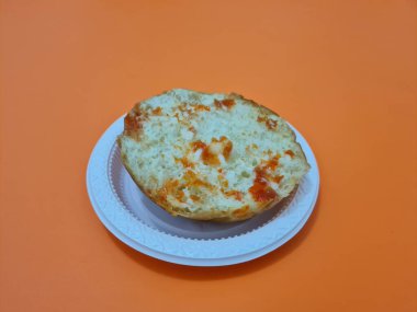 Dilimlenmiş etle dolu bir hamburger, lezzetli baharatlı taze sebzeler.