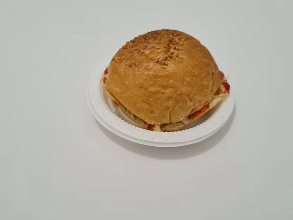 Гамбургер Наповнений Нарізаним Ясом Свіжими Овочами Смачними Приправами — стокове фото