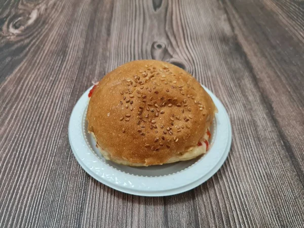 Een Hamburger Gevuld Met Gesneden Vlees Verse Groenten Met Heerlijke — Stockfoto