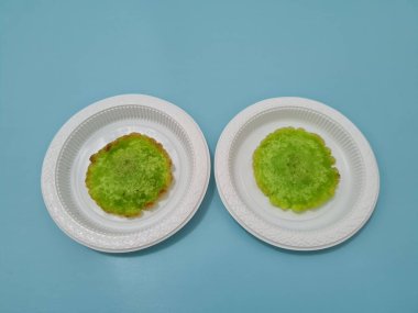 Un ve diğer malzemelerden yapılmış bir pazar atıştırmalığına kue kucur yeşili denir.