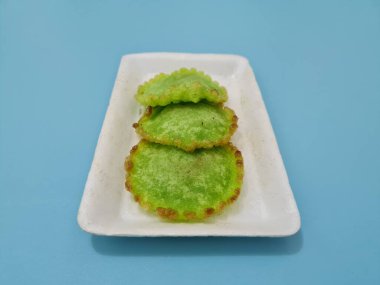 Un ve diğer malzemelerden yapılmış bir pazar atıştırmalığına kue kucur yeşili denir.