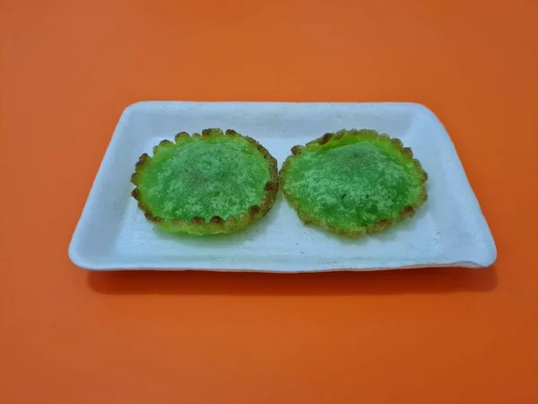 Lanche Mercado Feito Farinha Outros Ingredientes Chamado Kue Kucur Verde — Fotografia de Stock