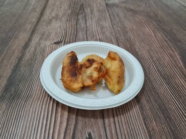 Çıtır una sarılmış kızarmış muzdan yapılmış bir pazar atıştırmalığı.