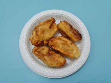 Çıtır una sarılmış kızarmış muzdan yapılmış bir pazar atıştırmalığı.