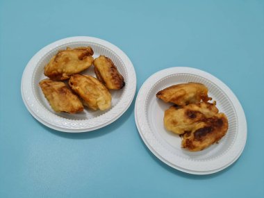 Çıtır una sarılmış kızarmış muzdan yapılmış bir pazar atıştırmalığı.