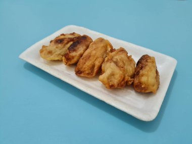 Çıtır una sarılmış kızarmış muzdan yapılmış bir pazar atıştırmalığı.