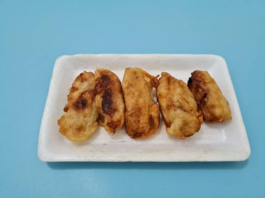 Çıtır una sarılmış kızarmış muzdan yapılmış bir pazar atıştırmalığı.