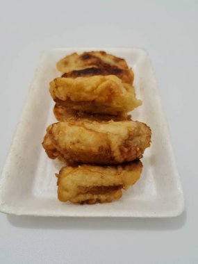 Çıtır una sarılmış kızarmış muzdan yapılmış bir pazar atıştırmalığı.