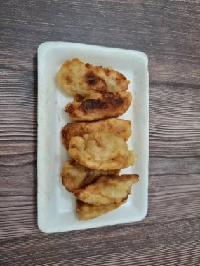 Çıtır una sarılmış kızarmış muzdan yapılmış bir pazar atıştırmalığı.