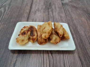 Çıtır una sarılmış kızarmış muzdan yapılmış bir pazar atıştırmalığı.