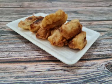 Çıtır una sarılmış kızarmış muzdan yapılmış bir pazar atıştırmalığı.