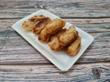 Çıtır una sarılmış kızarmış muzdan yapılmış bir pazar atıştırmalığı.