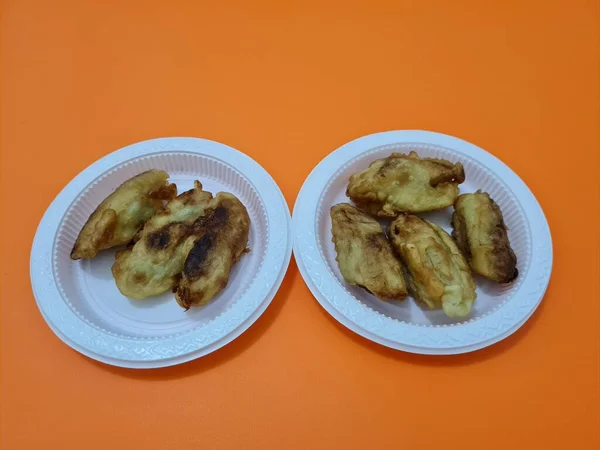 Lanche Mercado Feito Bananas Fritas Embrulhadas Farinha Crocante — Fotografia de Stock