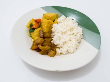 Pirinç ve yanında dilimlenmiş soya peyniri ve leziz baharatlı sığır eti.