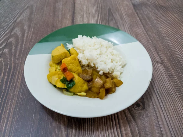 Gemischter Reis Einem Teller Mit Beilagen Aus Gebratenem Tofu Und — Stockfoto