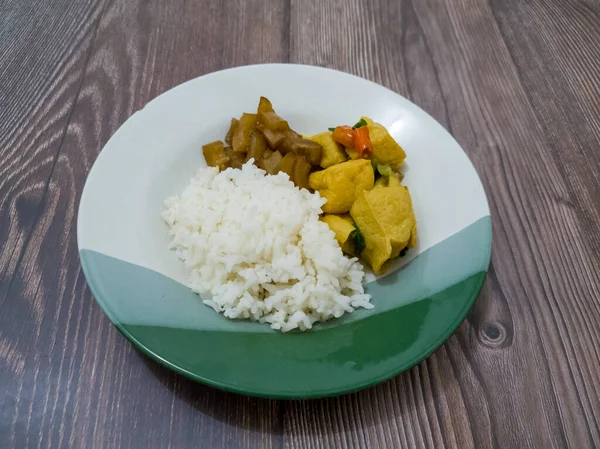 Campuran Nasi Piring Dengan Lauk Kentang Goreng Iris Dan Daging — Stok Foto