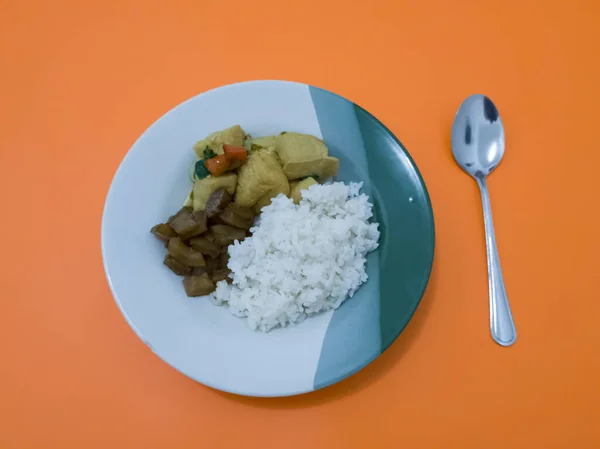 stock image Mixed rice in a plate with side dishes of sliced fried tofu and delicious seasoned beef