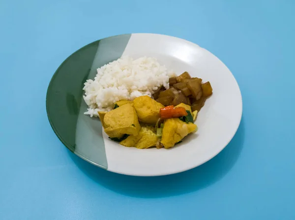 stock image Mixed rice in a plate with side dishes of sliced fried tofu and delicious seasoned beef